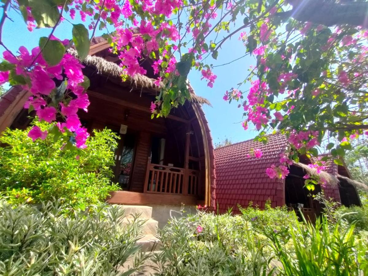 Bougainvillea Bungalow Batumadeg Exterior photo